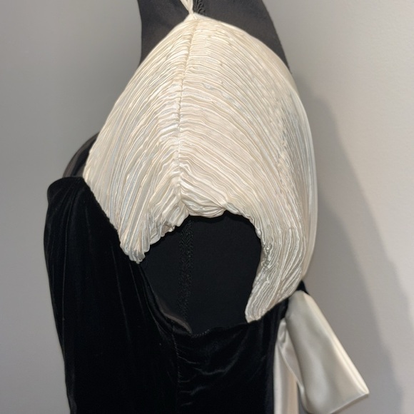 VTG Black Velvet Formal/Evening Gown sweetheart neck dramatic white sleeves sz14 - Picture 5 of 13